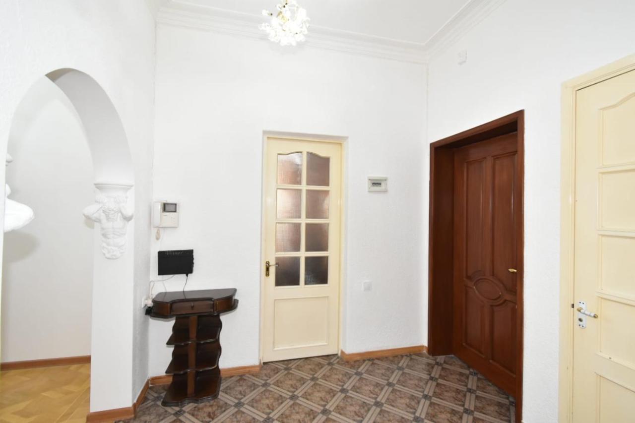 יירבאן Guesthouses Opera מראה חיצוני תמונה
