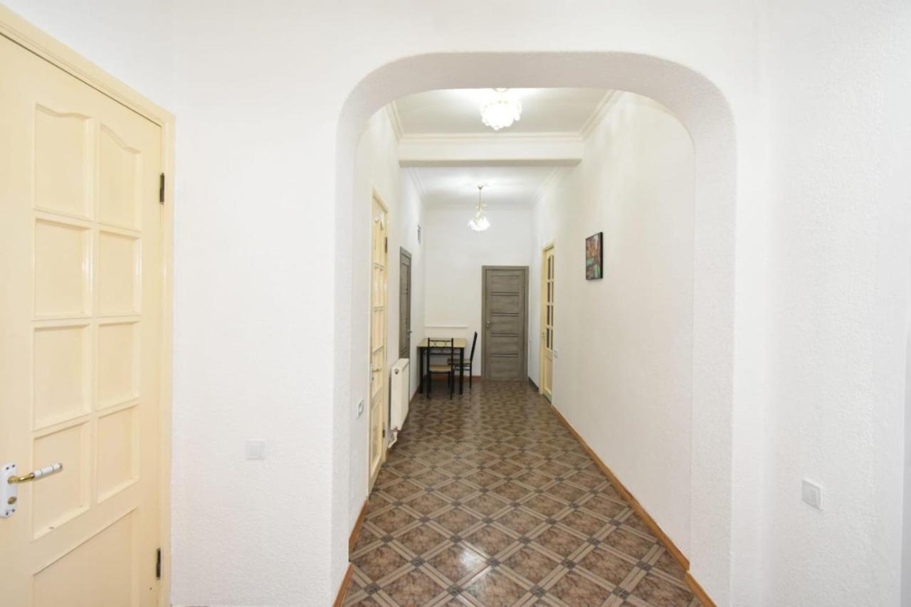 יירבאן Guesthouses Opera מראה חיצוני תמונה