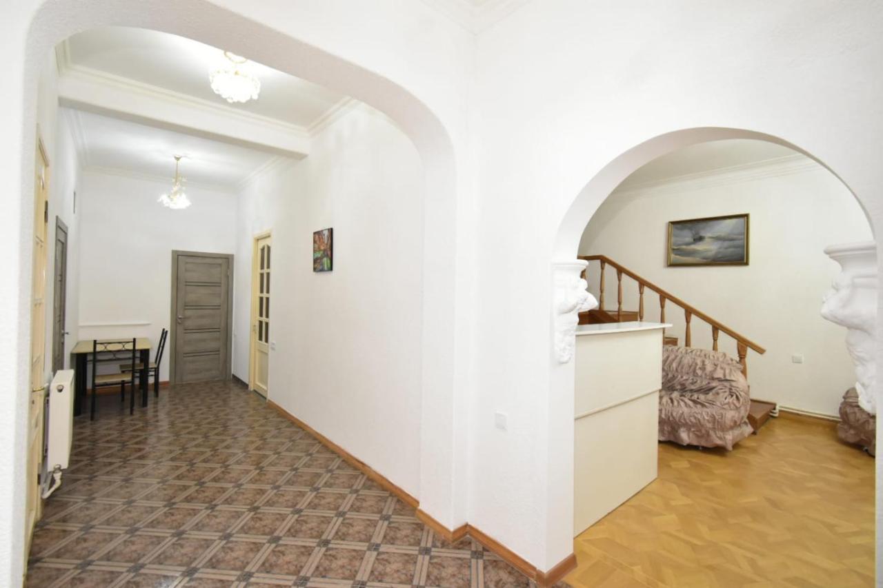 יירבאן Guesthouses Opera מראה חיצוני תמונה