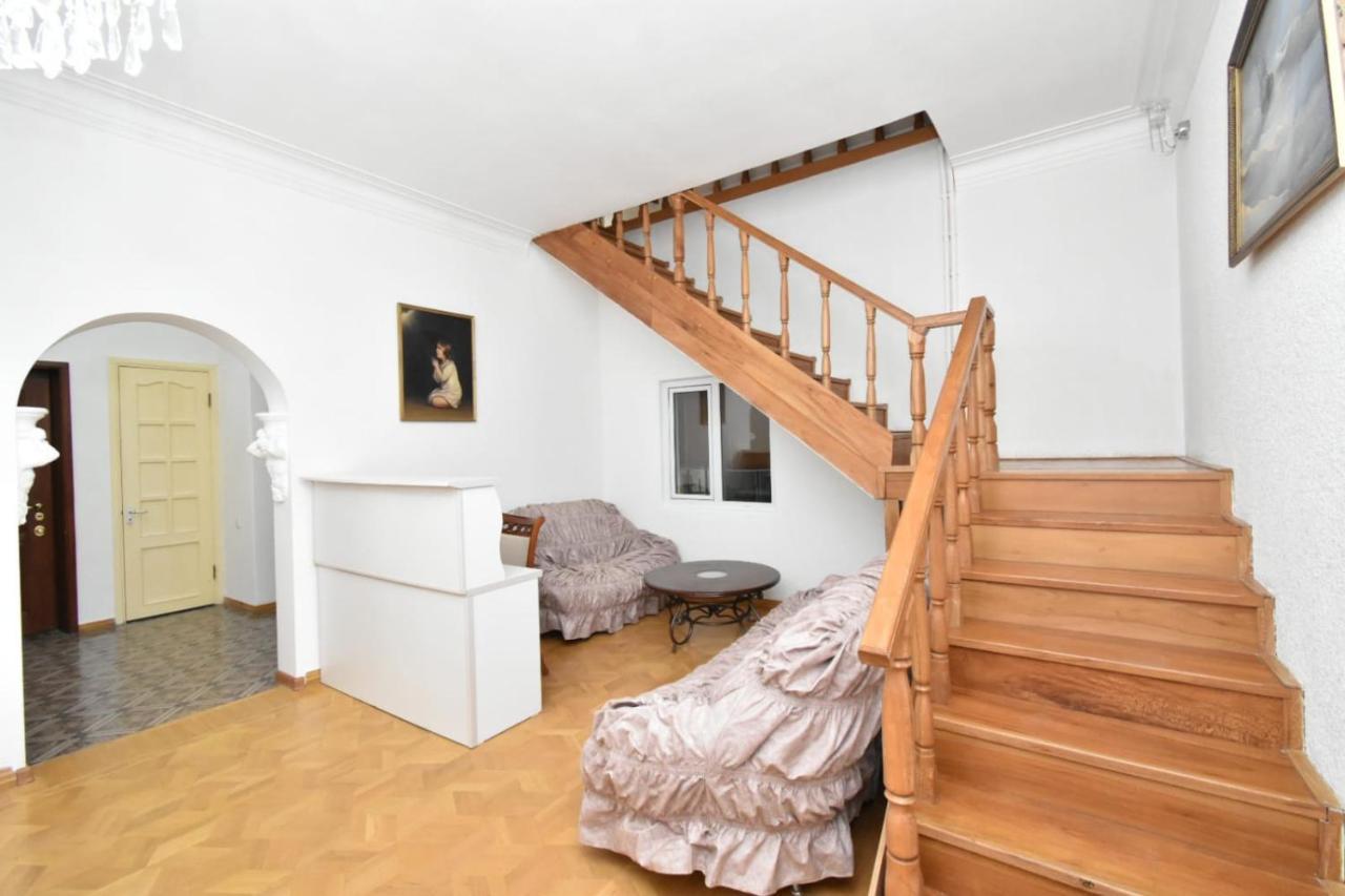 יירבאן Guesthouses Opera מראה חיצוני תמונה