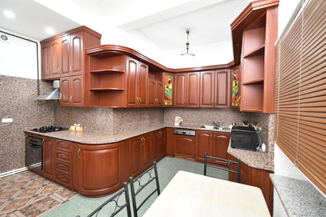 יירבאן Guesthouses Opera מראה חיצוני תמונה