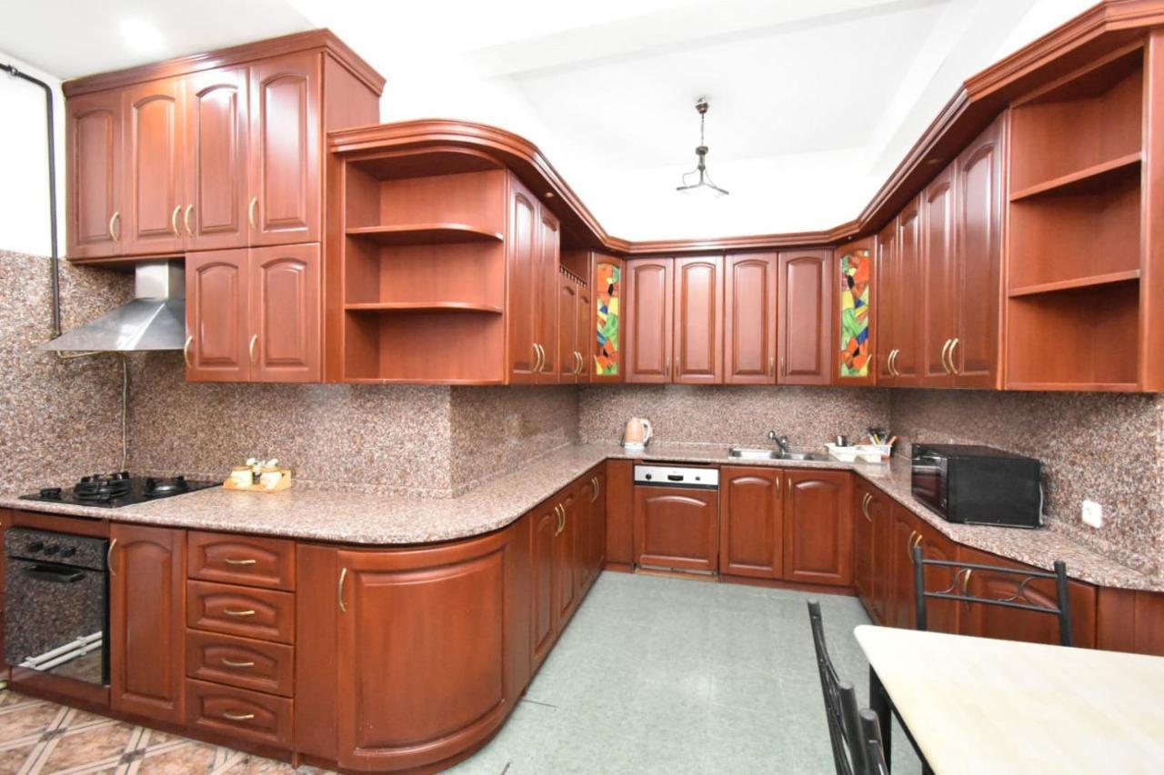יירבאן Guesthouses Opera מראה חיצוני תמונה